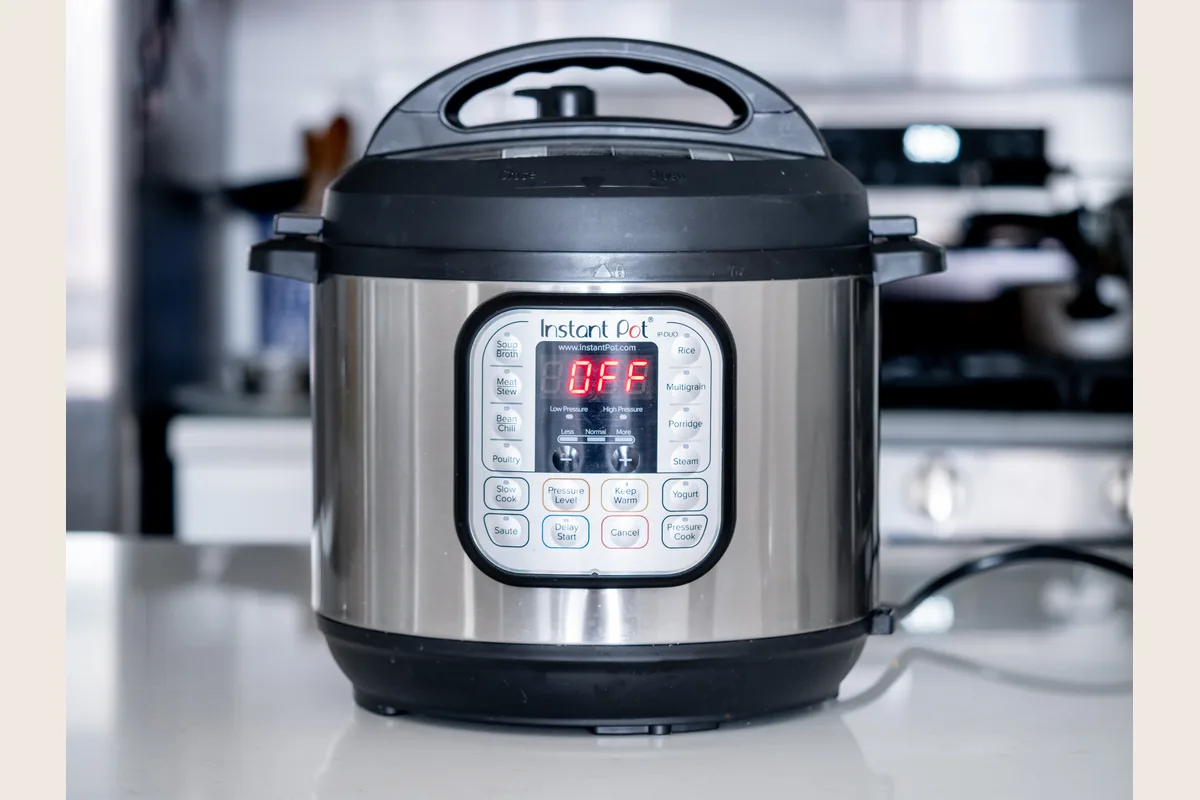 Fotografía de una olla Instant Pot sobre una encimera